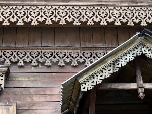 Bild: Haus mit Schnitzereien