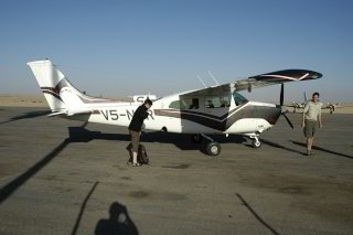 Bild: Erand und Elke an der Cessna Bild: Erand und Elke an der Cessna
