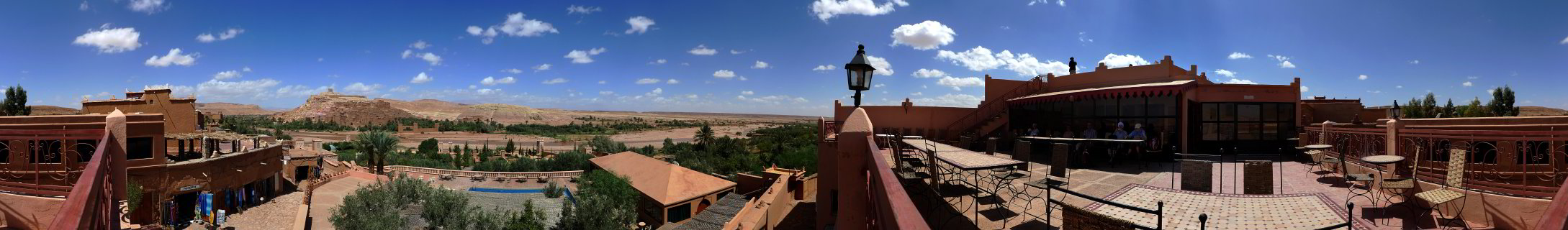 Auf einer Terasse mit Blick auf Kasbah Ait Benhaddou Auf einer Terasse mit Blick auf Kasbah Ait Benhaddou