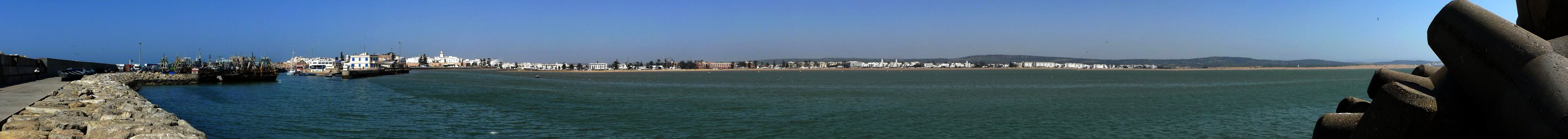 Blick vom Hafen über die Stadt bis zu den Dünen Blick vom Hafen über die Stadt bis zu den Dünen