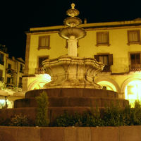 Nächtlicher Platz in Bosa mit Brunnen Nächtlicher Platz in Bosa mit Brunnen
