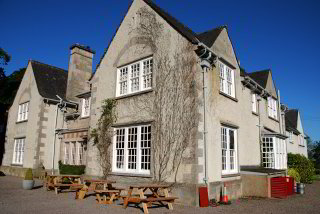 Knockomie Hotel bei Sonnenschein Knockomie Hotel bei Sonnenschein
