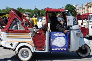 Man kann auch im Tuktuk oder 2CV durch Paris