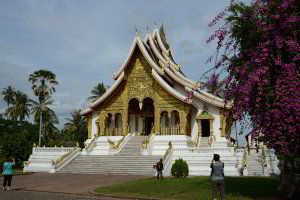 Elke vor einem Tempel im Königspalast Elke vor einem Tempel im Königspalast