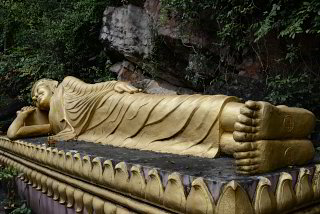 ein liegender Buddha ein liegender Buddha