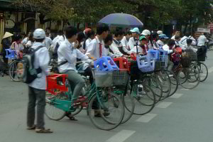 Schulkinder in Uniform auf Fahrrad Schulkinder in Uniform auf Fahrrad