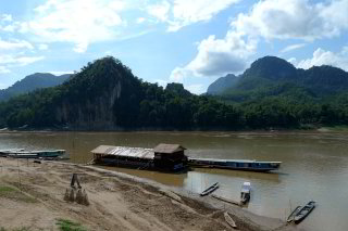 Restaurantschiff und gegenüber die Pak Ou Höhle Restaurantschiff und gegenüber die Pak Ou Höhle