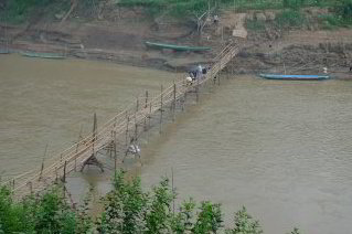 Die Brücke, noch ganz, vor dem Regen Die Brücke, noch ganz, vor dem Regen