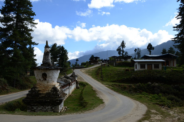 Blick an der Mani-Mauer Richtung Gangtey