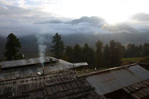 Bild: Über dem Tal ist dichter Nebel und tiefhängende Wolken versperren die Sicht.