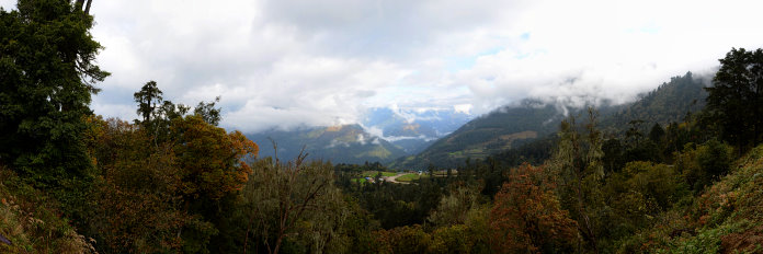 Bild: Unterwegs Blick in ein Tal hinein