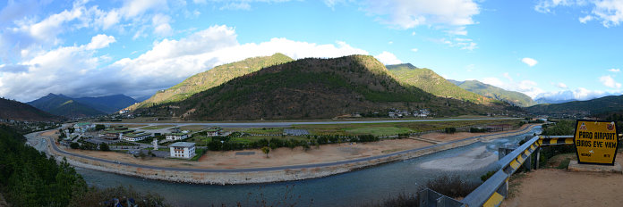 Bild: Blick auf die Start- und Landebahn in Paro