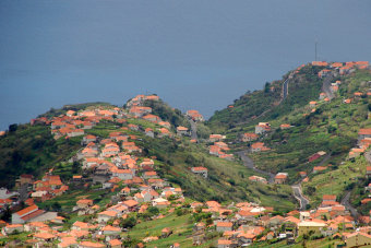 Bild: Blick auf ein entferntes Dorf Bild: Blick auf ein entferntes Dorf