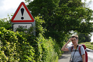 Bild: Auf dem Schild steht - Blind Summit Bild: Auf dem Schild steht - Blind Summit