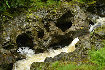 Bild: Vom Wasser ausgehöhlte Felsen Bild: Vom Wasser ausgehöhlte Felsen