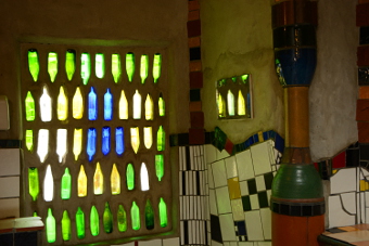 Bild: Die weltberühhmten Toilette von Hunderwasser in Kawakawa Bild: Die weltberühhmten Toilette von Hunderwasser in Kawakawa