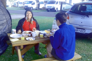 Bild: Beim Frühstück ist es noch recht frisch Bild: Beim Frühstück ist es noch recht frisch