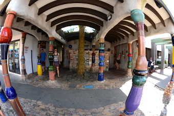 Bild: Die weltberühhmten Toilette von Hunderwasser in Kawakawa Bild: Die weltberühhmten Toilette von Hunderwasser in Kawakawa