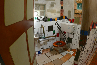 Bild: Die weltberühhmten Toilette von Hunderwasser in Kawakawa Bild: Die weltberühhmten Toilette von Hunderwasser in Kawakawa