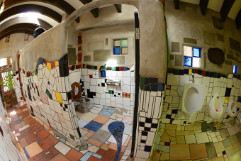 Bild: Die weltberühhmten Toilette von Hunderwasser in Kawakawa Bild: Die weltberühhmten Toilette von Hunderwasser in Kawakawa