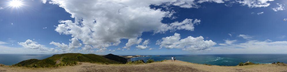 Bild: Panorama Richtung Norden am Cape Reinga. Rechts unten sieht man ganz klein den Leuchtturm. Bild: Panorama Richtung Norden am Cape Reinga. Rechts unten sieht man ganz klein den Leuchtturm.