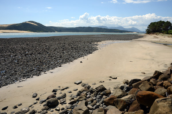 Spaziergang am Wasser entlang Spaziergang am Wasser entlang