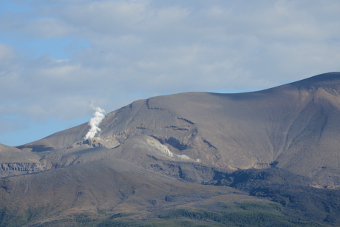 Bild: Sogar eine Rauchsäule über einem Krater Bild: Sogar eine Rauchsäule über einem Krater.