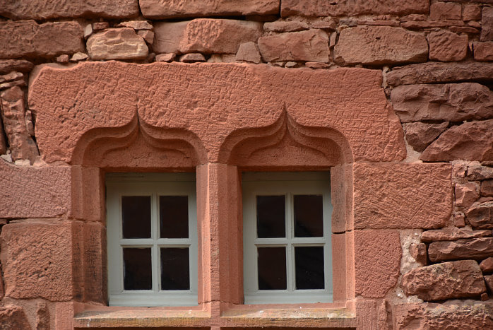 Neue Fenster in mittelalterlichen Rahmen Neue Fenster in mittelalterlichen Rahmen