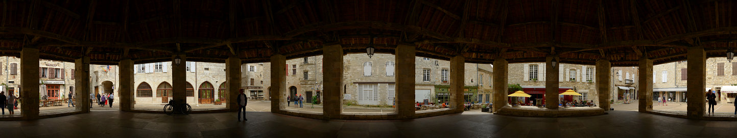Bild: Panorama innerhalb der Markthalle in Martel Bild: Panorama innerhalb der Markthalle in Martel