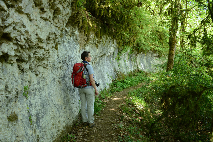 Teils geht der Weg an einer Felskante entlang Teils geht der Weg an einer Felskante entlang