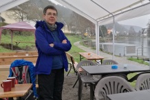 Bild: Kaffee und Kakao unter dem Regenschutz des Kiosk - schon voll aufgerödelt Bild: Kaffee und Kakao unter dem Regenschutz des Kiosk - schon voll aufgerödelt
