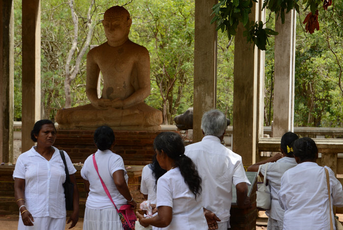 Überall Buddhastatuen die verehrt werden Überall Buddhastatuen die verehrt werden
