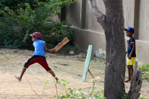 Bild: Cricket - notfalls mit einem Stück Holz als Schläger Bild: Cricket - notfalls mit einem Stück Holz als Schläger