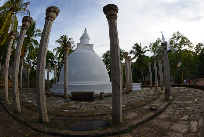 Ein weiterer Stupa mit Säulen Ein weiterer Stupa mit Säulen