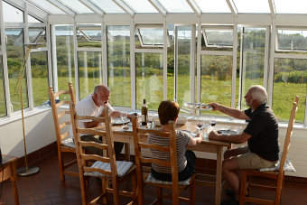 Bild: Beim Abendessen sind wieder alle Fenster offen Bild: Beim Abendessen sind wieder alle Fenster offen