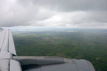 Bild: Tiefhängende Wolken beim Landeanflug Bild: Tiefhängende Wolken beim Landeanflug