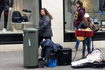 Bild: Ein junges Mädchen tritt selbstbewusst auf Bild: Ein junges Mädchen tritt selbstbewusst auf