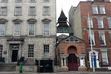 Bild: Eine Kirche eingeklemmt zwischen 2 Häusern Bild: Eine Kirche eingeklemmt zwischen 2 Häusern