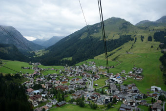Bild: Blick auf Lech aus halber Höhe zum Rüfikopf