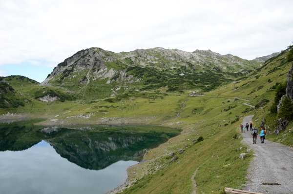 Viele Mitwanderer am Formarinsee