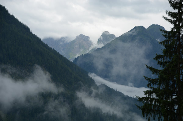 In den TÀlern halten sich die Wolken hartnÀckig In den TÀlern halten sich die Wolken hartnÀckig