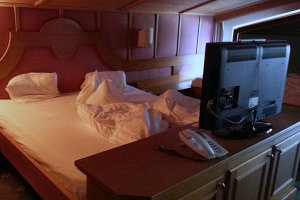 Bild: Hauptsache Fernseher am Bett Bild: Hauptsache Fernseher am Bett