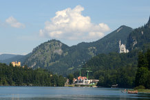 Bild: Schloß Hohenschwangau, eine Baustelle und Schloß Neuschwanstein Bild: Schloß Hohenschwangau, eine Baustelle und Schloß Neuschwanstein
