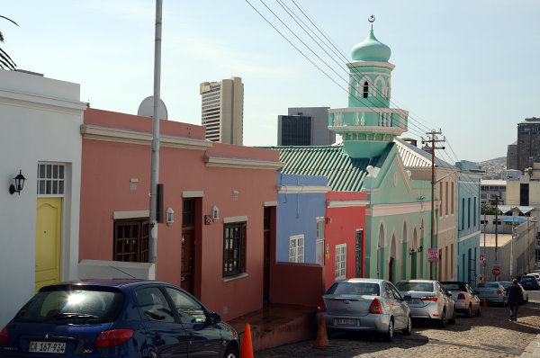 Bunte Häuschen und eine Moschee Bunte Häuschen und eine Moschee