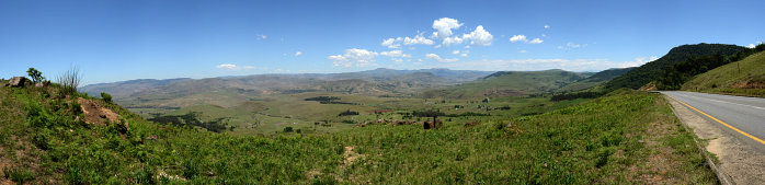 Bild: Weit nach Durban wird die Landschaft bergiger und im Hintergrund sieht man die Drakensberge Bild: Weit nach Durban wird die Landschaft bergiger und im Hintergrund sieht man die Drakensberge