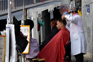 Bild: Friseur am Strassenrand Bild: Friseur am Strassenrand