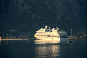 Bild: Der erste Pott parkt vor Kotor ein Bild: Der erste Pott parkt vor Kotor ein