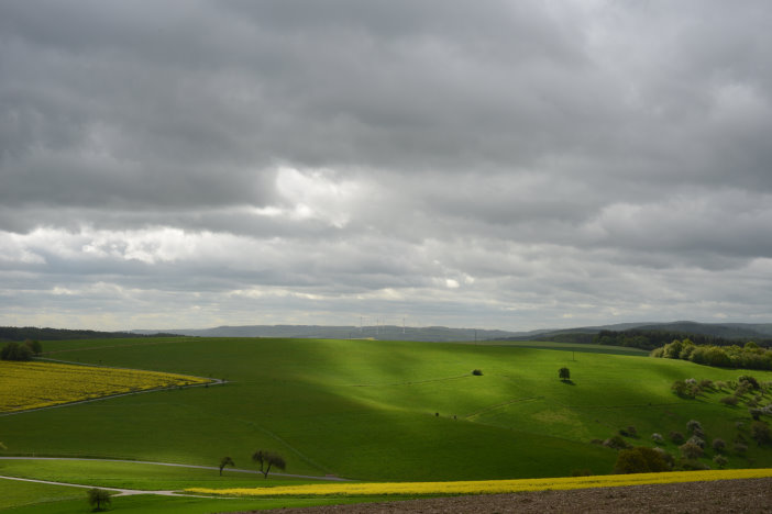 Die Sonne spielt mit der Landschaft