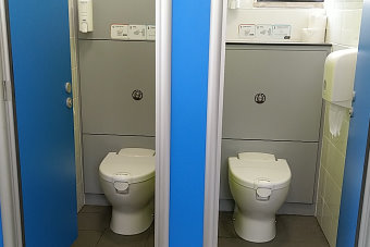 Bild: In der spacigen Toilette auf dem Parkplatz in Broadway Bild: In der spacigen Toilette auf dem Parkplatz in Broadway