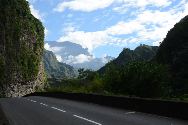 Die Strasse führt tief ins Tal hinein Die Strasse führt tief ins Tal hinein